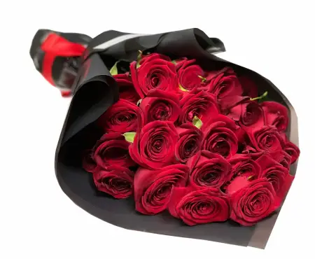 Траурный букет из алых роз